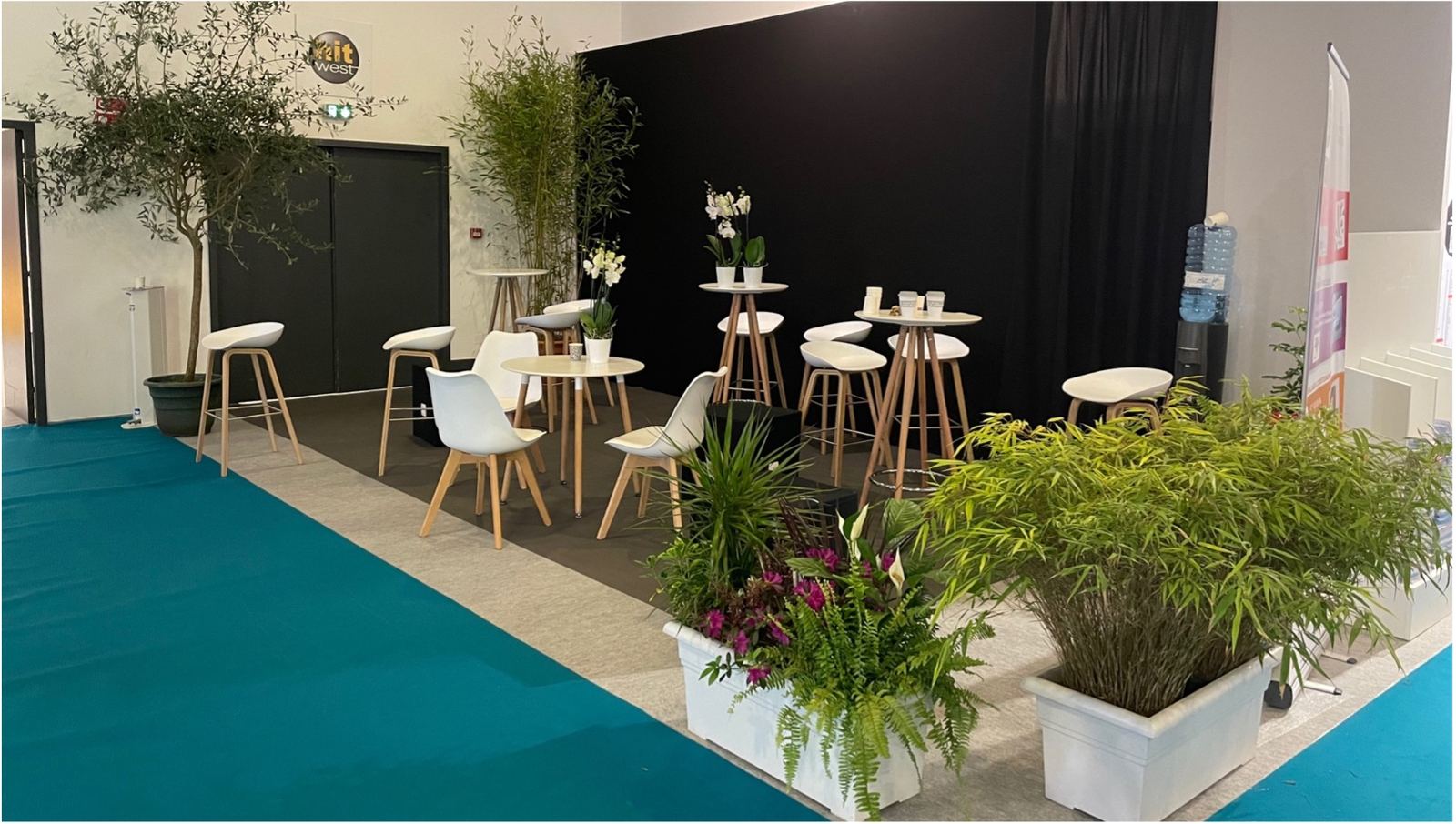 Espace de repos végétalisé avec olivier, bambous et orchidées sur un salon professionnel